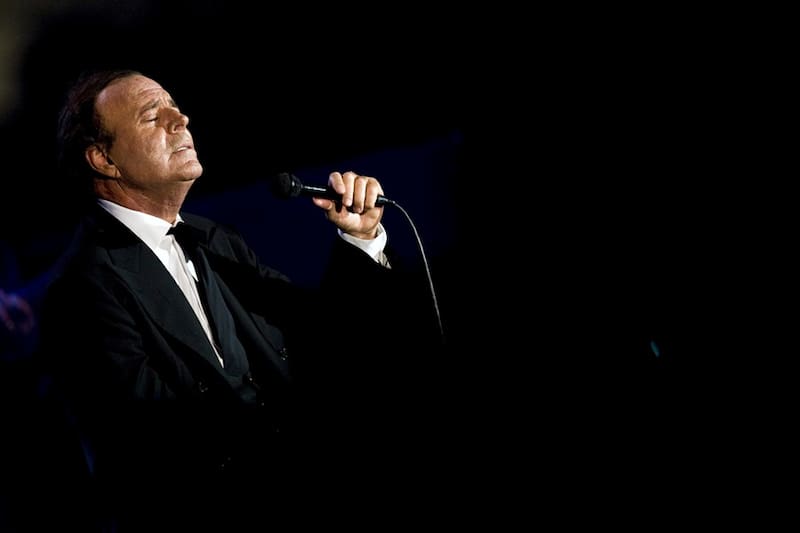 El cantante Julio Iglesias se encuentra en el centro de la atención tras la apertura de diligencias por parte de la Fiscalía.