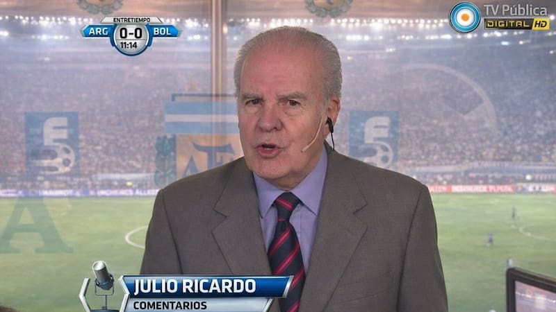 Nacido el 13 de enero de 1939 en Buenos Aires, Julio Ricardo construyó una de las trayectorias más extensas y reconocidas del periodismo deportivo.