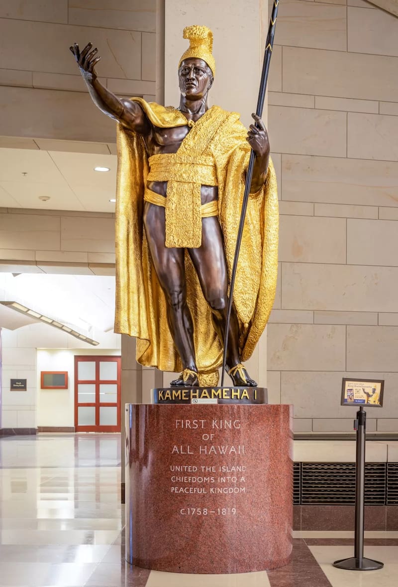 Estatua del rey Kamehameha I en el hall de la legislatura de Hawaii.