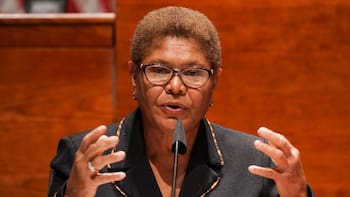 El plan de Karen Bass para levantar un escudo anti ICE y proteger a los inmigrantes en Los Ángeles: se enfrenta directamente a Donald Trump