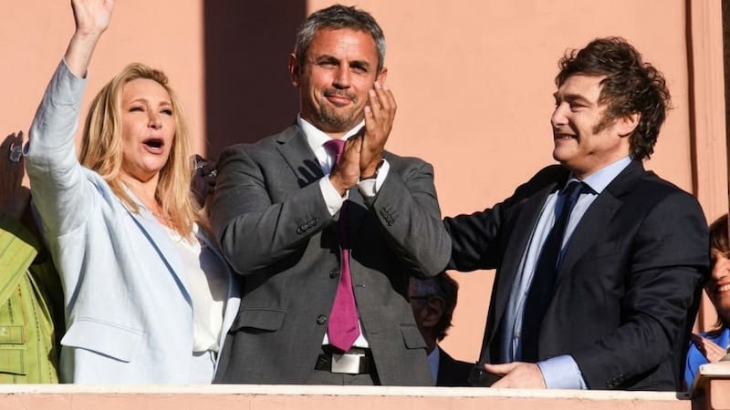 Karina y Martín Menem le organizaron un festejo sorpreso a Javier Milei.