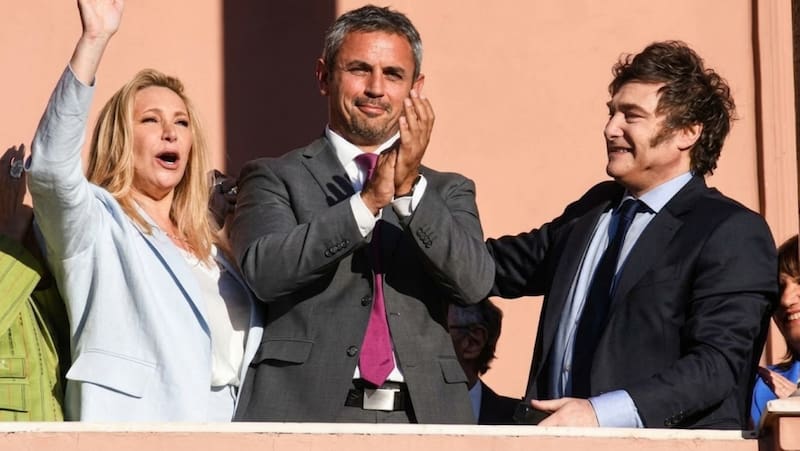 Karina y Martín Menem le organizaron un festejo sorpreso a Javier Milei.