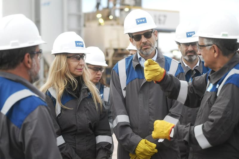 Karina Milei, Diego Sucalesca y Horacio Marín en YPF