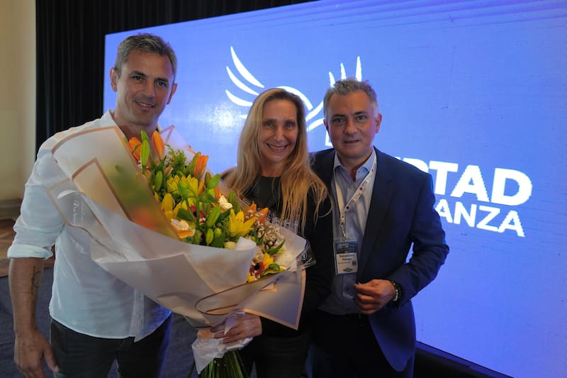 El congreso de dirigentes bonaerenses de LLA se realizó en el marco de una estrategia de expansión territorial que Karina Milei viene impulsando en la provincia de Buenos Aires, el distrito electoral más importante del país, donde el Gobierno busca fortalecer su estructura de cara a los próximos desafíos electorales.