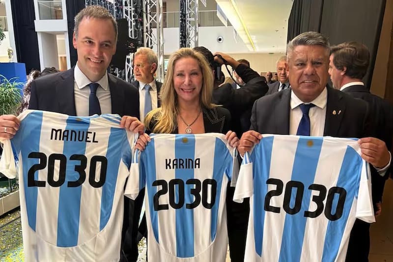 Adorni, Karina y "Chiqui" Tapia en diciembre de 2024, cuando la FIFA confirmó un partido del Mundial 2030 para la Argentina