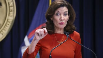 Nueva York confirmó la mejor noticia | Kathy Hochul anunció un nuevo programa de reembolso de préstamos: quiénes acceden y cómo funciona