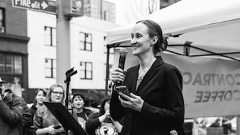 Katie Wilson, la alcaldesa sin auto que alquila 55 m² y desafía a Trump desde la ciudad donde las big tech valen 3 billones