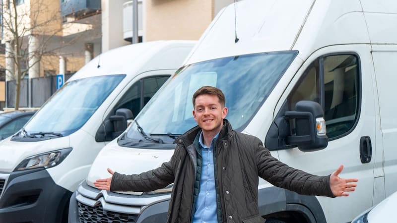 Kiko Aguierre, emprendedor español. Lo que empezó con su propio coche derivó en la gestión de una flota de unos 40 vehículos entre coches y furgonetas, con una facturación mensual que supera los 10.000 euros.