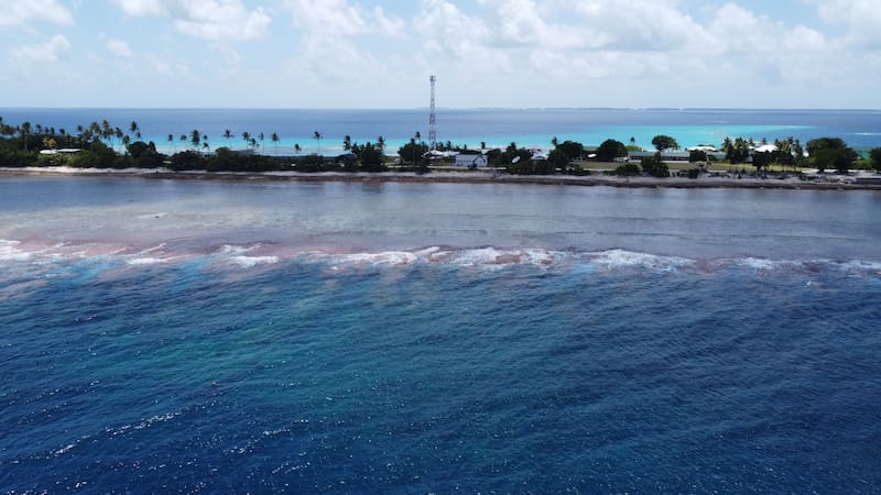 Vista de una de las 33 islas que conforman Kiribati, la nación insular más amenazada por el cambio climático. Los esfuerzos internacionales buscan retrasar su desaparición, pero los científicos consideran inevitable su pérdida a largo plazo.