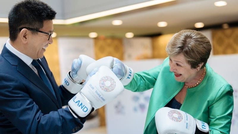La titular del FMI se animó a los guantes durante una exhibición en Bangkok