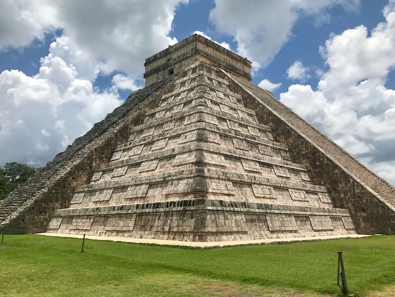 La Pirámide de Kukulcán, más conocida como El Castillo, es una de las estructuras más emblemáticas de Chichén Itzá. (Fuente: Unsplash)