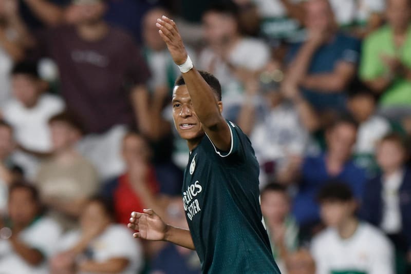 Kylian Mbappé durante el encuentro de la polémica: Real Madrid vs Elche.