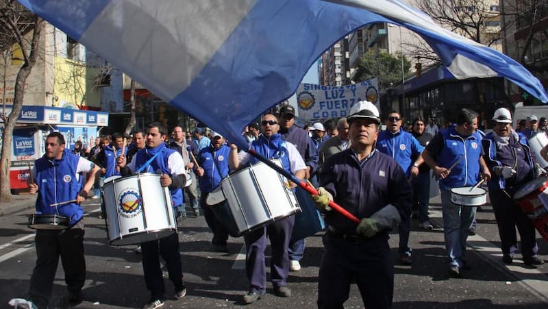 La aceleración de la inflación en los últimos 6 meses más la caída en la recaudación encendieron luces de alerta.