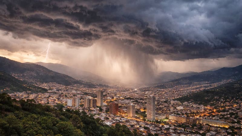 La alerta se concentra en la CDMX para esta noche, con lluvias intensas, granizo y tormentas eléctricas. Estas son las alcaldías más afectadas y el horario crítico.