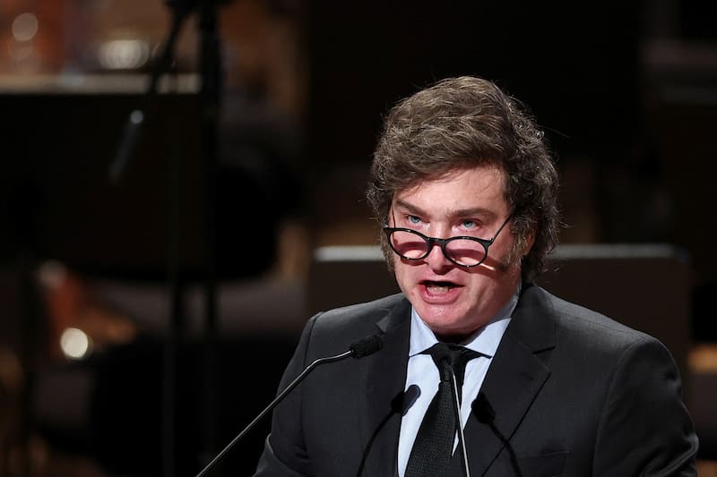 La aprobación de Milei cayó del 49% al 39%, según Opina Argentina.