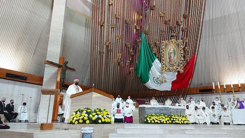 La arquidiócesis de Monterrey creó una capilla rodante para llevar la fe a más cristianos que están en la búsqueda del sueño américano.