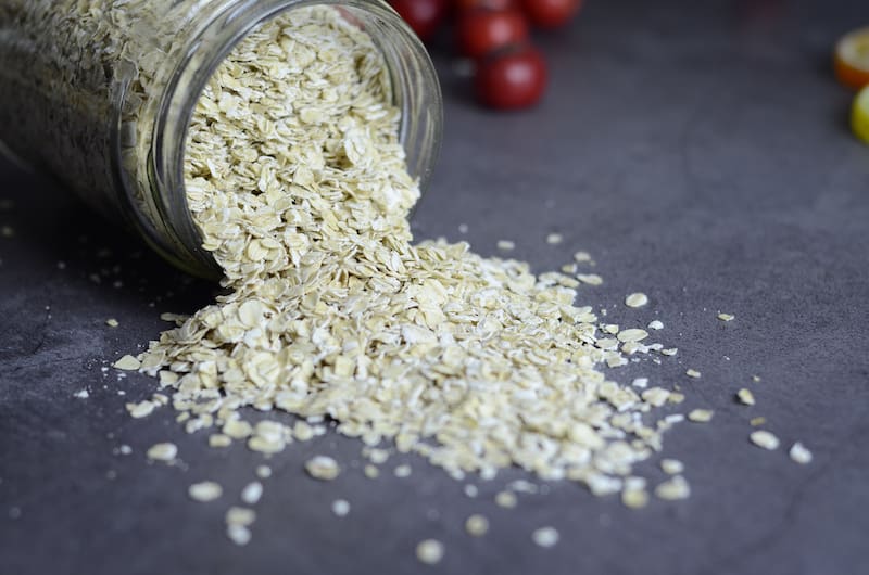 La avena aporta fibra, proteínas y antioxidantes que favorecen la saciedad, la digestión y la salud cardiovascular.