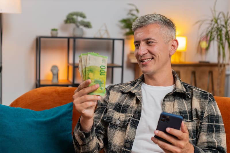 La ayuda del IMV complementa ingresos del hogar hasta la renta garantizada fijada por la Seguridad Social.