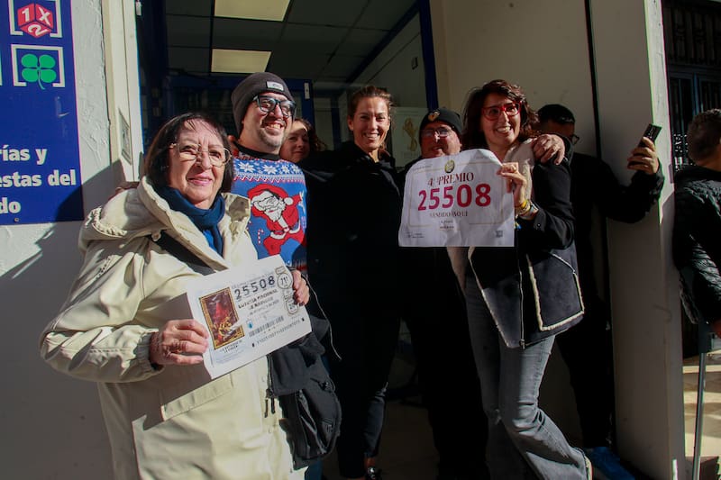 GRAFCVA1379. MORAIRA (ALICANTE), 22/12/2025.- Trabajadores de la administración numero 1 de Moraira celebran el segundo cuarto premio de la lotería de este lunes vendido a la Agrupación Musical Cultural de Teulada (Alicante) que ha sido agraciada con algo más de 21 millones de euros del sorteo extraordinario de Navidad al estar abonada al número 25.508. EFE/Morell