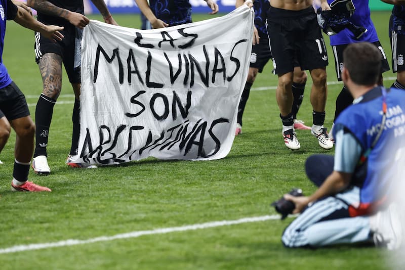 La bandera que desplegaron los jugadores argentinos tras la victoria