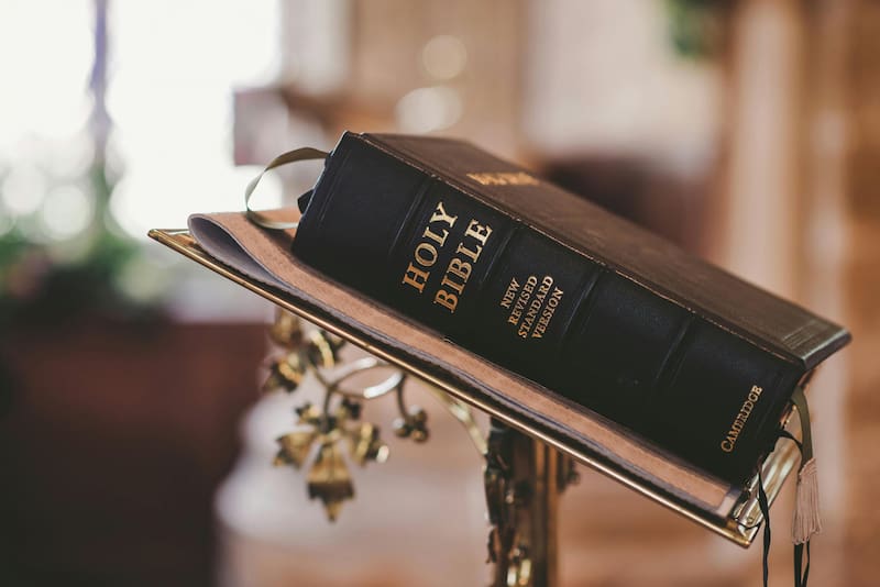 La Biblia Reina-Valera identifica al Anticristo y al Falso Profeta como aliados de Satanás en el engaño final de las naciones. Fuente: Shutterstock