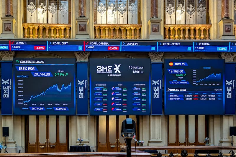 El índice de referencia de la Bolsa española, el IBEX 35, registró este martes un nuevo máximo histórico cercano a los 19.200 puntos tras subir un 0,69 % aupado por el alza de la banca y en línea con el resto de plazas europeas, que seguían celebrando el acuerdo de paz entre Estados Unidos e Irán.