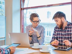Tener posgrado ya no frena la brecha salarial: a las profesionistas les pagan 23% menos que a sus colegas