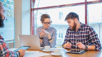 Tener posgrado ya no frena la brecha salarial: a las profesionistas les pagan 23% menos que a sus colegas
