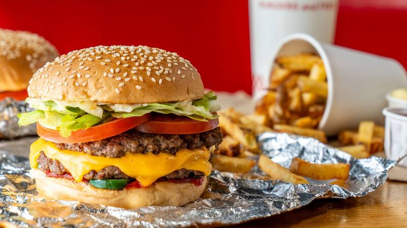 La cadena de hamburguesas más popular anuncia el cierre de locales y despedirá a decenas de empleados que quedarán en la calle
Fuente: Five Guys