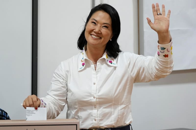 AME9326. LIMA (PERÚ), 07/06/2026.- La candidata a la Presidencia de Perú por el partido Fuerza Popular, Keiko Fujimori, vota este domingo, durante la segunda vuelta de las elecciones presidenciales, en el distrito de San Borja en Lima (Perú) EFE/ John Reyes.
