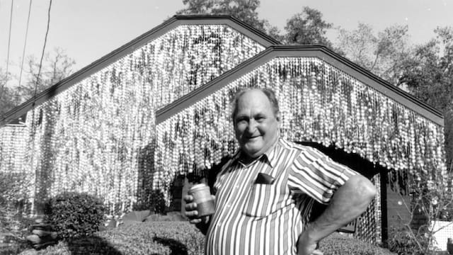 Un jubilado transformó su casa con más de 50,000 latas de cerveza: tardó 18 años, no desperdició nada y hoy en día se puede visitar