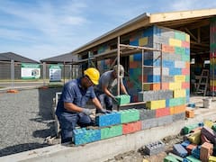 Adiós Ley de Alquileres | La casa económica de plástico reciclado que llega en 5 días: miles la eligen para no pagar renta nunca más