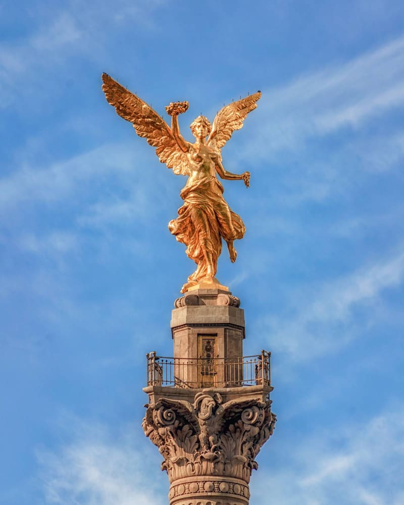 Ángel de la Independencia, símbolo internacional de la CMDX. El Gobierno de Clara Brugada comenzó a modernizar el transporte publico con la chatarrización de buses viejos.