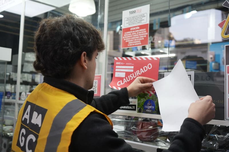 Clausuraron una famosa galería de Once por vender celulares robados.