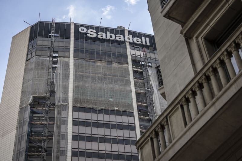 La CNMV da luz verde a la mejora de la OPA de BBVA sobre Banco Sabadell: tienen cinco días para decidir.