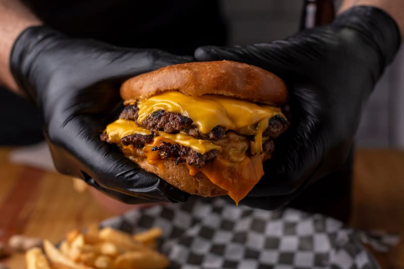 La combinación entre taller de motos y hamburguesería, el nuevo modelo de negocio en España. (Fuente: archivo)