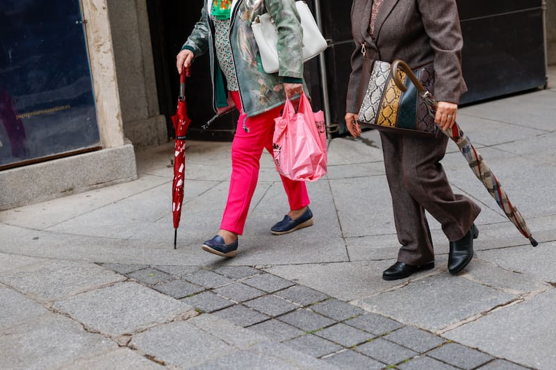 MADRID (ESPAÑA), 29/04/2026.- Dos personas caminan con sus paraguas por las calles de Madrid este miércoles cuando la Comunidad de Madrid ha activado la fase de preemergencia del Plan Especial de Protección Civil ante el Riesgo de Inundaciones (Inuncam) por la previsión de lluvias y tormentas a partir de las 12:00 horas. EFE/ Mariscal