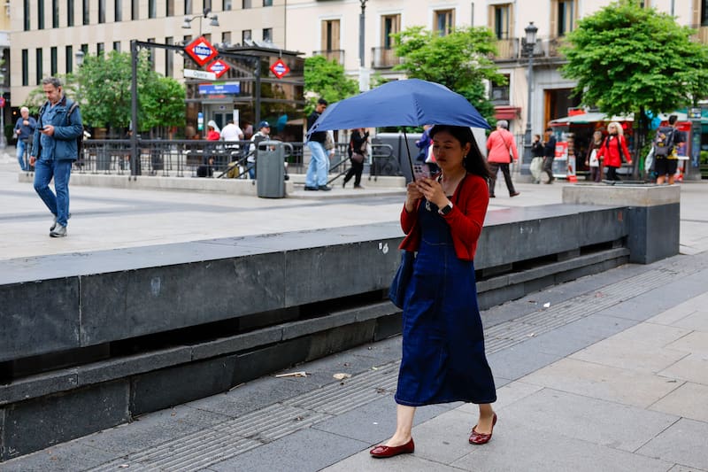 MADRID (ESPAÑA), 29/04/2026.- Una muejr camina con su paraguas por las calles de Madrid este miércoles cuando la Comunidad de Madrid ha activado la fase de preemergencia del Plan Especial de Protección Civil ante el Riesgo de Inundaciones (Inuncam) por la previsión de lluvias y tormentas a partir de las 12:00 horas. EFE/ Mariscal