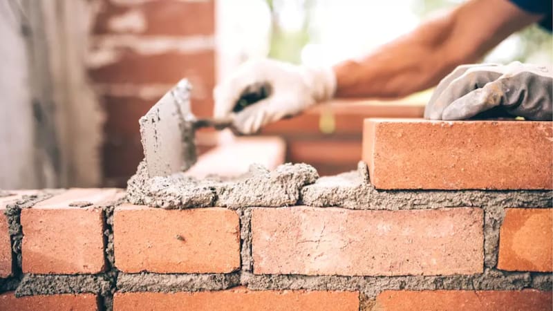 La construcción artesanal de una vivienda desde cero.
