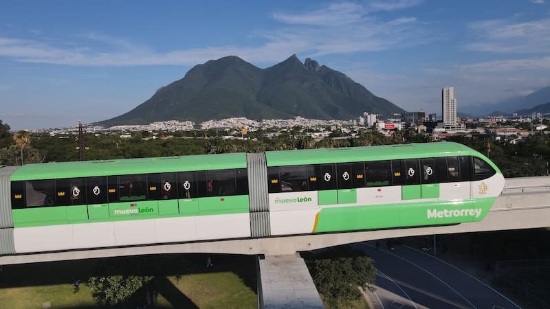 La construcción de las nuevas líneas también está vinculada con intervenciones urbanas para recuperar espacios públicos y mejorar las condiciones de movilidad peatonal.