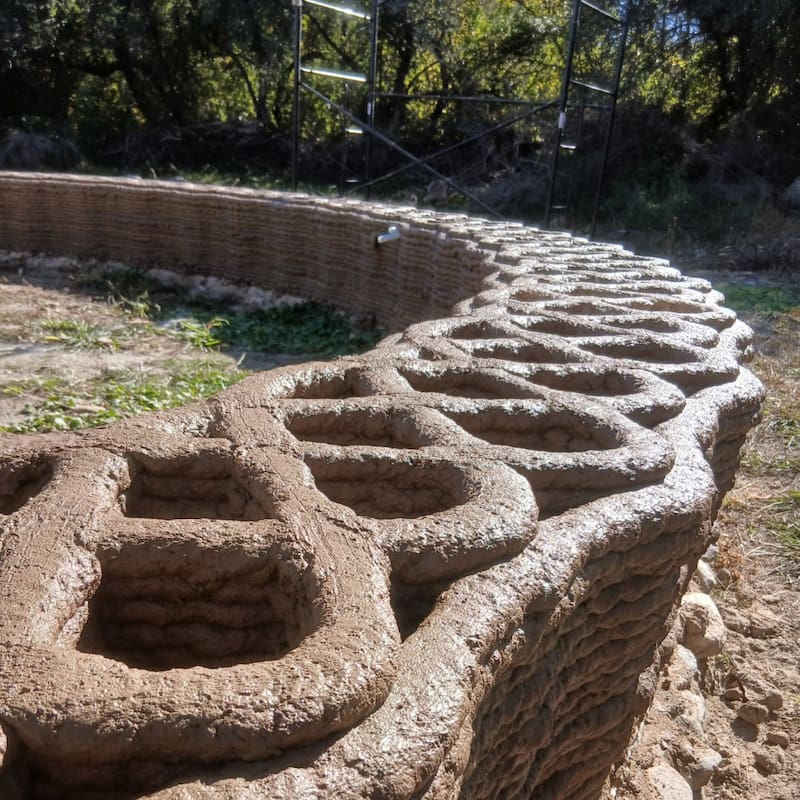 La construcción de las viviendas a partir de las capas de barro y otros materiales.
