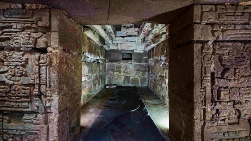 La convicción zapoteca de que sus antepasados venían de las nubes y regresaban a los cielos después de la muerte permea cada aspecto del diseño de la tumba.