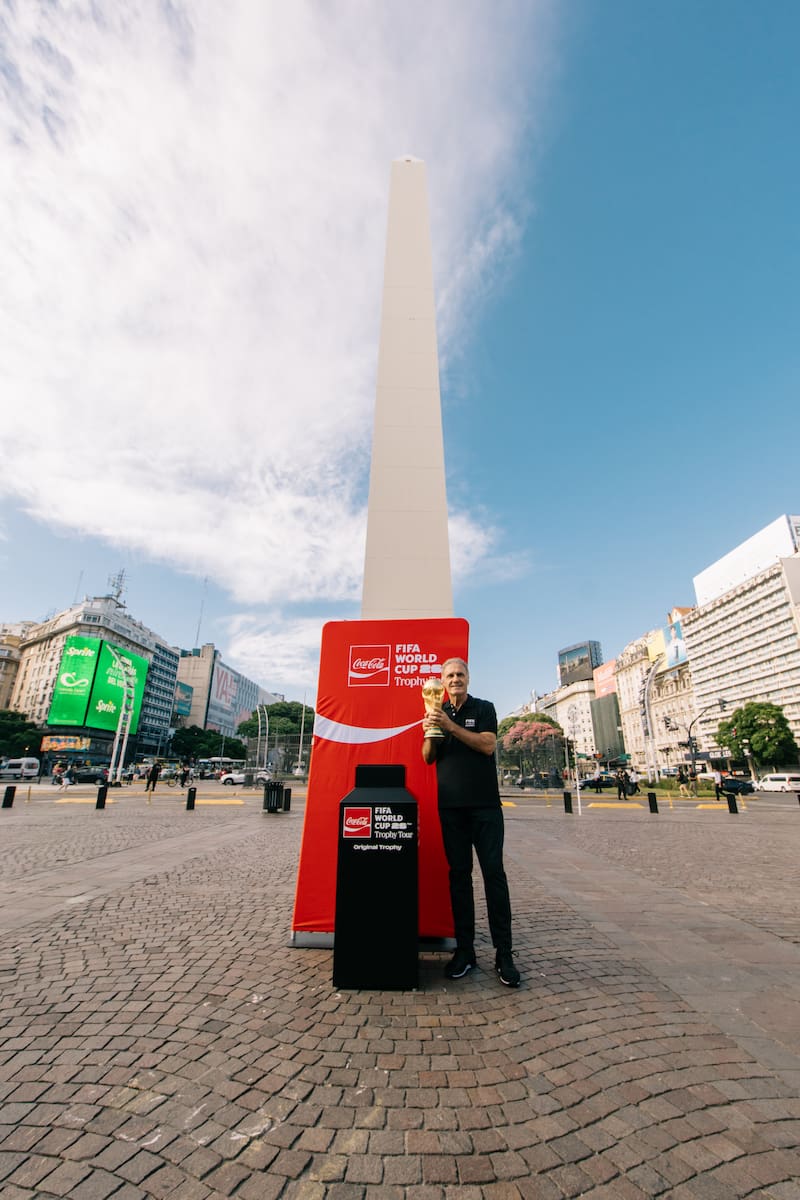 Oscar Ruggeri sostuvo la Copa en el Obelisco y logró una imagen que quedará en la mente de todos los argentinos