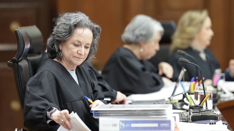La decisión señala que el personal del propio IMSS no podrá percibir al mismo tiempo la pensión por jubilación otorgada mediante el contrato colectivo de trabajo, y la pensión por vejez prevista en la legislación vigente.