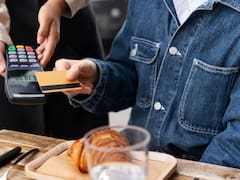 Adiós a las propinas en cafés y restaurantes: la ley que exige a los meseros no cobrar dinero extra por su servicio