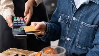 Adiós a las propinas en cafés y restaurantes: la ley que exige a los meseros no cobrar dinero extra por su servicio