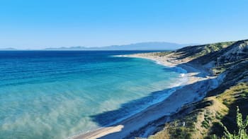 La desconocida playa de aguas termales que se encuentra a pocos minutos del pueblito costero más elegido por los kitesurfistas