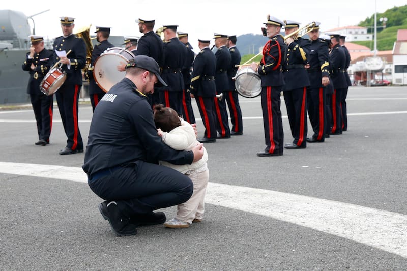 La despedida de los tripulantes antes de zarpar a bordo de la Fragata Álvaro de Bazán.