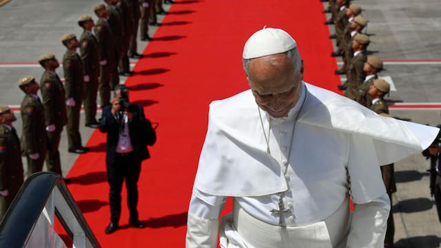 El papa León XIV se despide de España ante 40.000 fieles en Tenerife: “Vuelvo a Roma conmovido”