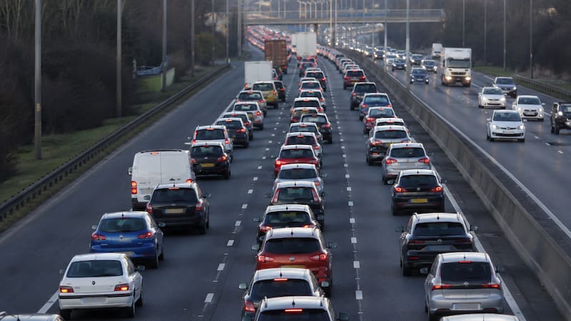 La DGT avisa a los conductores: estas son las peores horas para viajar por carretera este fin de semana (foto: ChatGPT)